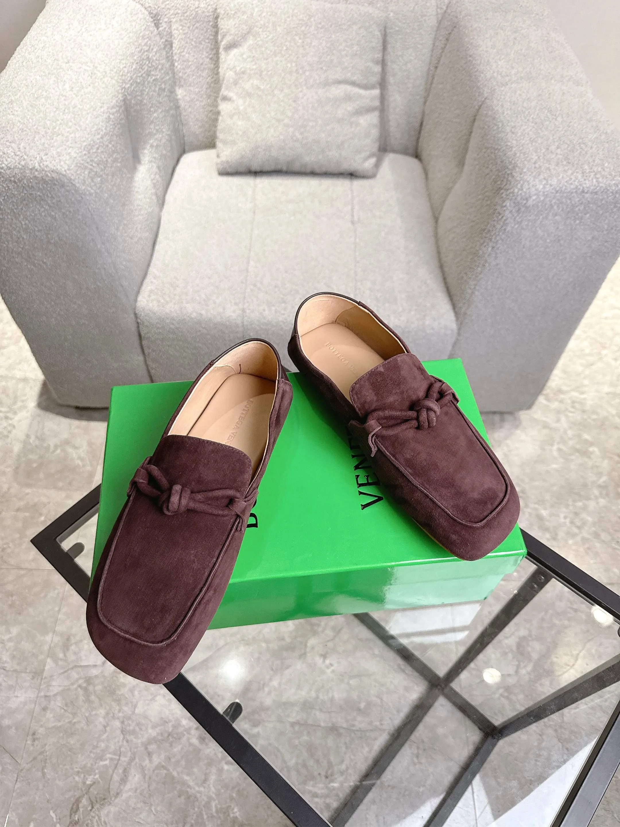 [BV] Top P: 800💰 Size: Women 35-39 (Customized for women 40) Men 39-44 (38.45 non-refundable) Bottega Veneta 2025 Autumn Counter Synchronized Couple Style Bottega Veneta Square Toe Flats Original 1:1 material selection, genuine leather outsole! A one-to-one replica of the original! quality assurance!